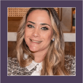 Louanni Ribeiro, mulher sorridente com cabelos loiros ondulados,