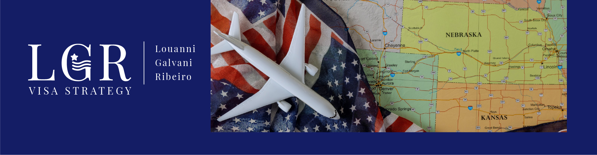 Logo LGR e avião em miniatura sobre uma bandeira dos Estados Unidos ao lado de um mapa com destaque para os estados do Colorado, Nebraska e Kansas